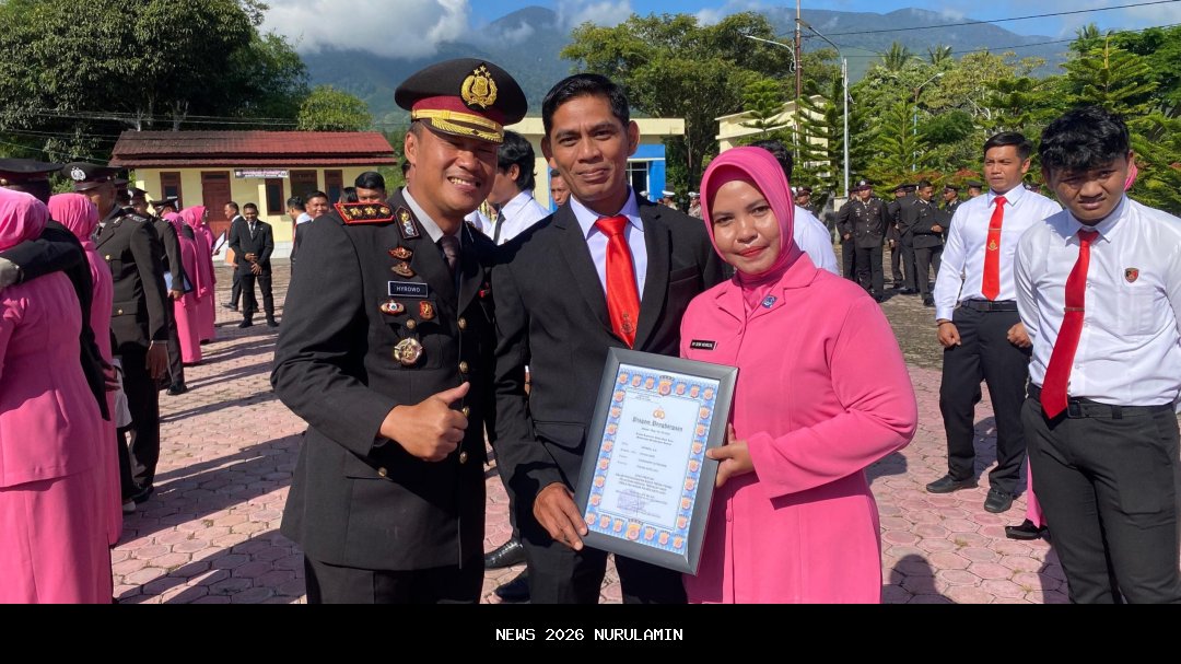 Momen Warga Desa Ekan Gayo Lues Beri Hasil Panen Kepada TNI Usai Bantuan Logistik Dengan Helikopter