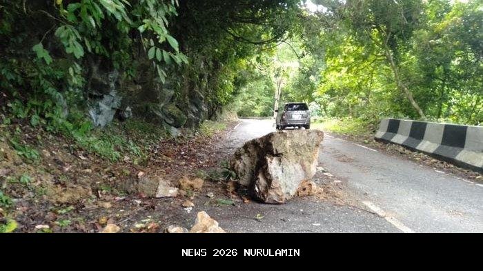 Longsoran Batu Mengancam Jalur Pegunungan Geurutee