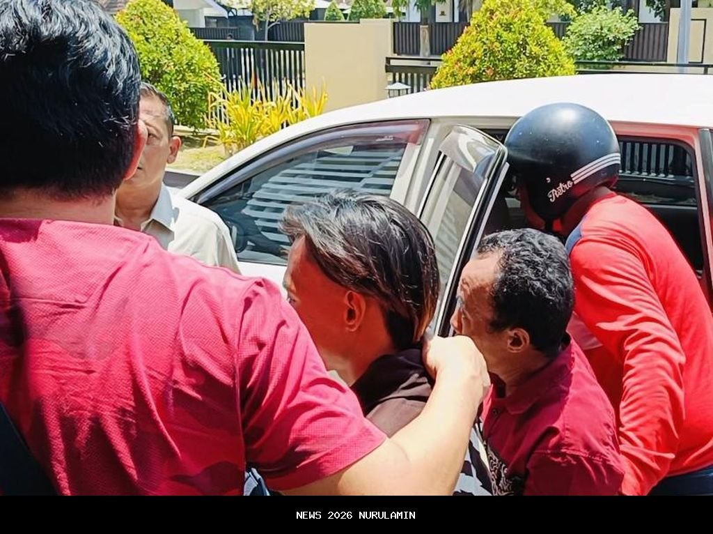 Suami Tersenyap Usai Istrinya Dibunuh Anak Kandung Dimakamkan, Pucat Berjalan-jalan di Depan Rumah