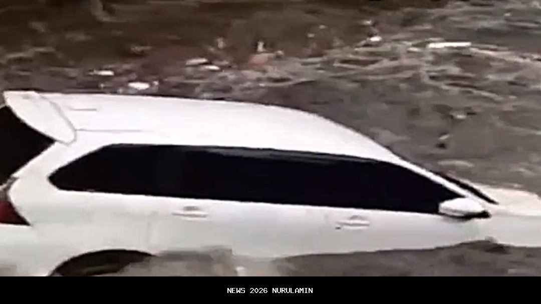 Mobil Grand Livina milik Syuaib hanyut terseret arus Sungai Setro Kudus