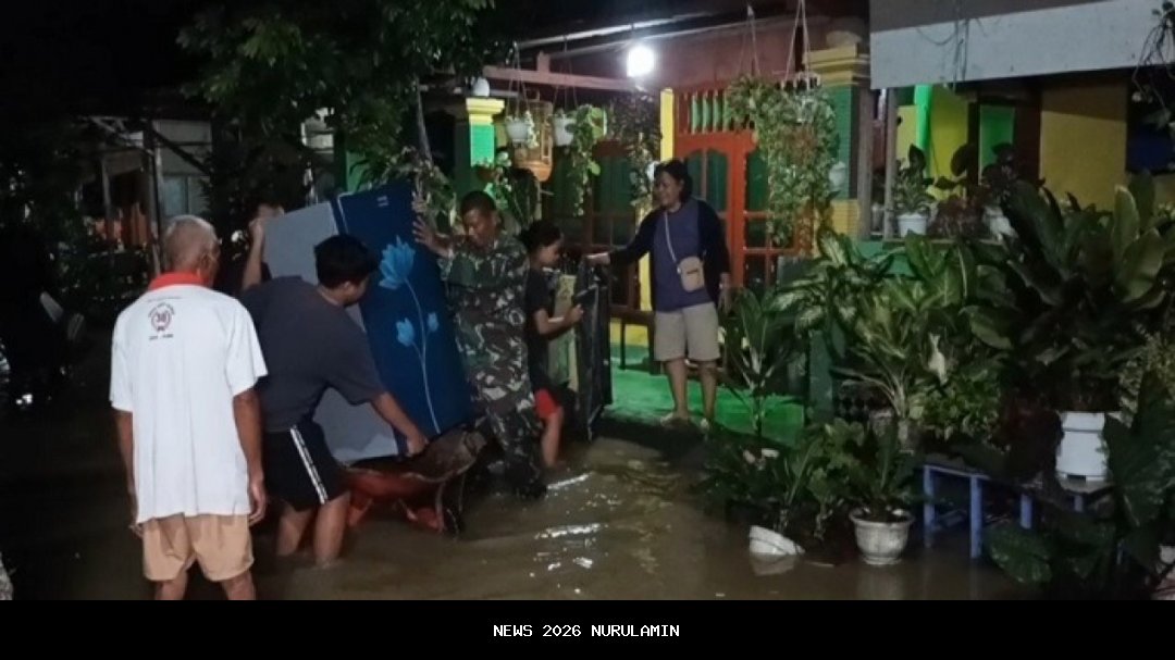Banjir Meluap, Warga Berpegangan Tangan di Malombu Batangtoru