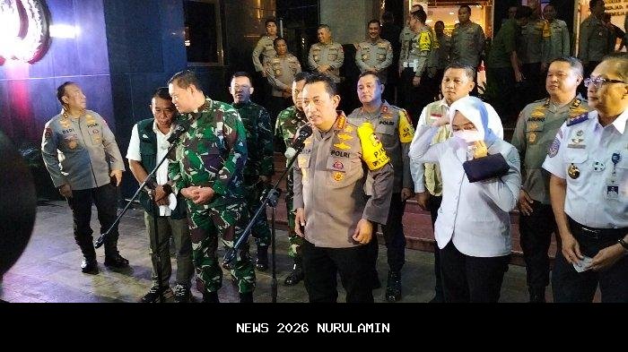 Sambil Bagi-bagi Sembako, Kapolri Pantau Perayaan Tahun Baru 2026 di Bundaran HI