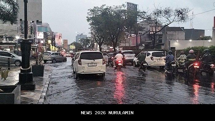 Depok Diguyur Hujan Lebat Senin Pagi,Aktivitas Warga Tenganggu Kemacetan dan Genangan Air di Jalan