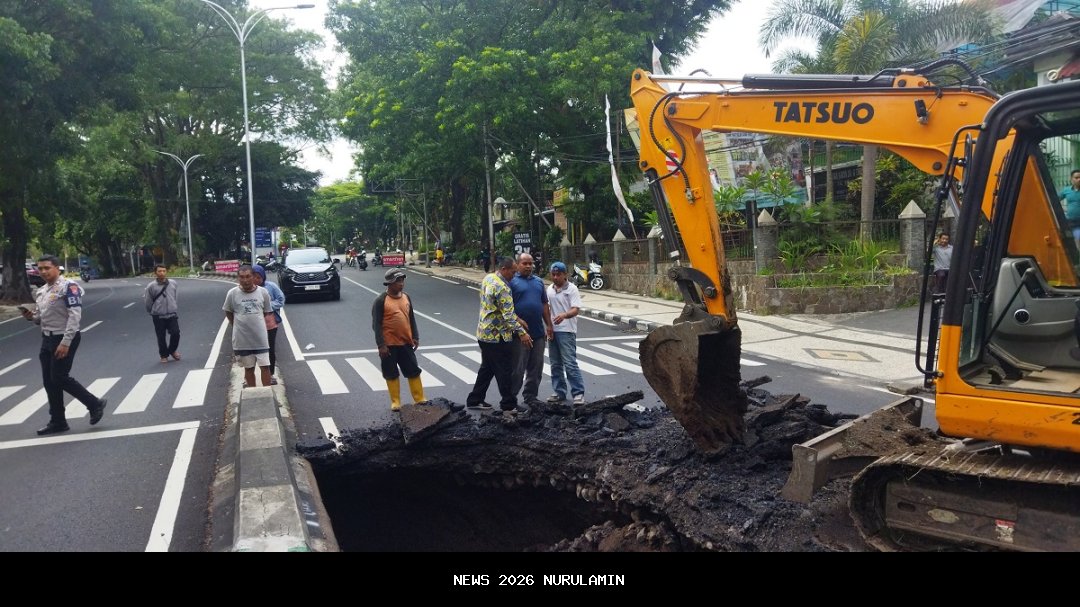Hati-hati ada lubang hampir sedalam 1 meter di jalan Syaranamual-Ambon