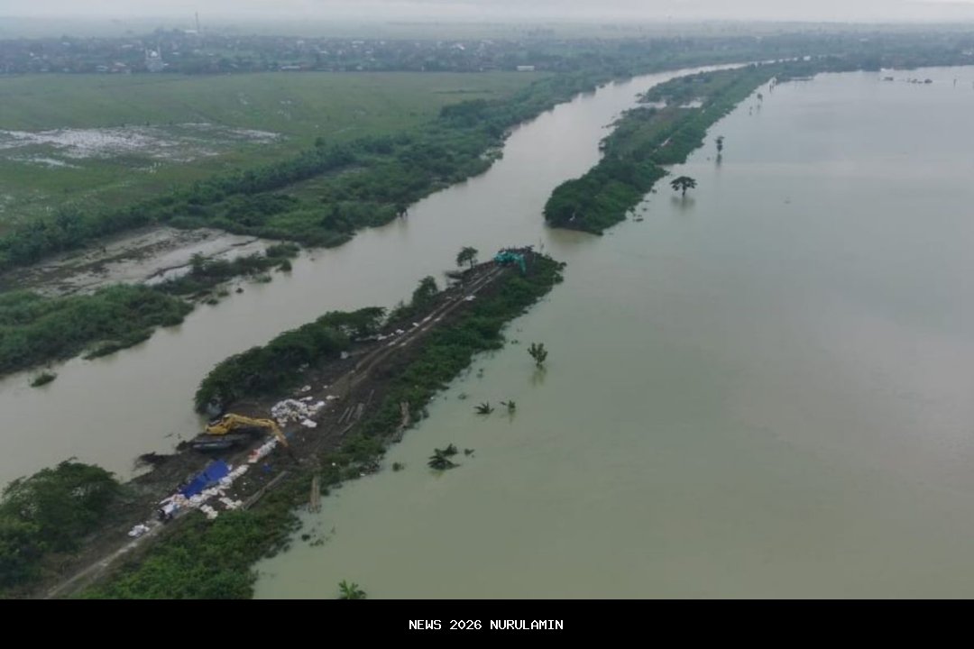 Pemimpin Kapolsek Blanakan Perbaiki Tanggul Cibeunying yang Jebol