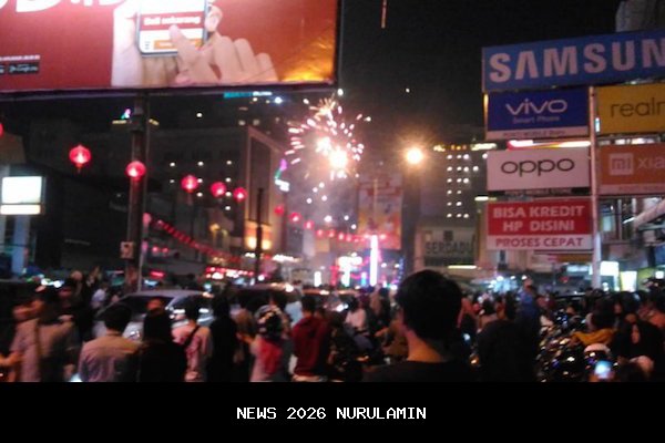 Warga Merayakan Tahun Baru di Jalan Gajah Mada Pontianak