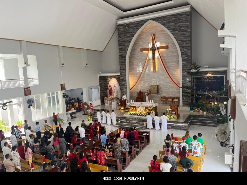 Ibadah Natal di Gereja Katolik Pebatuan Pekanbaru Berlangsung Khidmat dengan Ratusan Jemaat