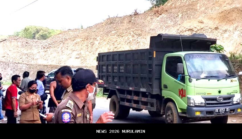 Masih Bandel, Satpol PP Klungkung Hentikan Pengerukan Bukit yang Ancam Lingkungan dan Sekolah