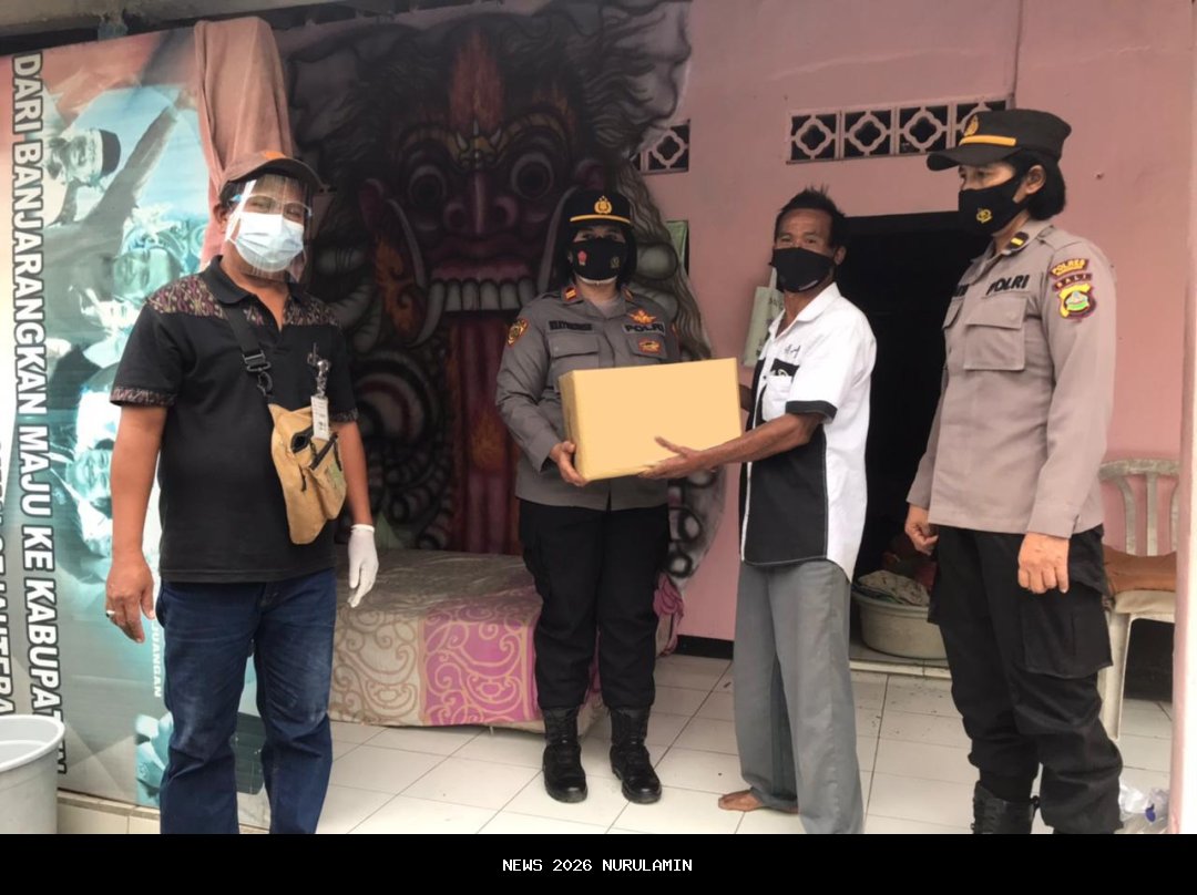 Pemantauan Keamanan Tahun Baru, Bupati Klungkung Kunjungi Warga dan Bagikan Sembako