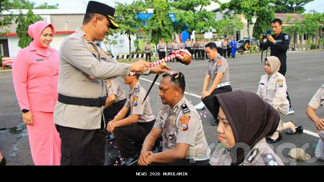 Puluhan personel Polres Tuban naik pangkat diiringi tradisi siraman tahun baru