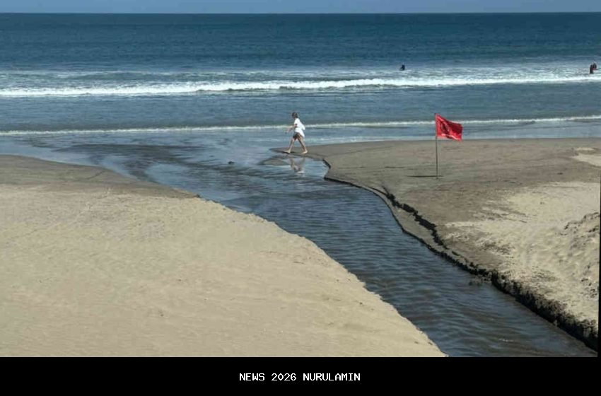 Limbah Berbau Busuk Mengalir ke Jalan, Wisatawan Kabur dari Pantai Barat Pangandaran