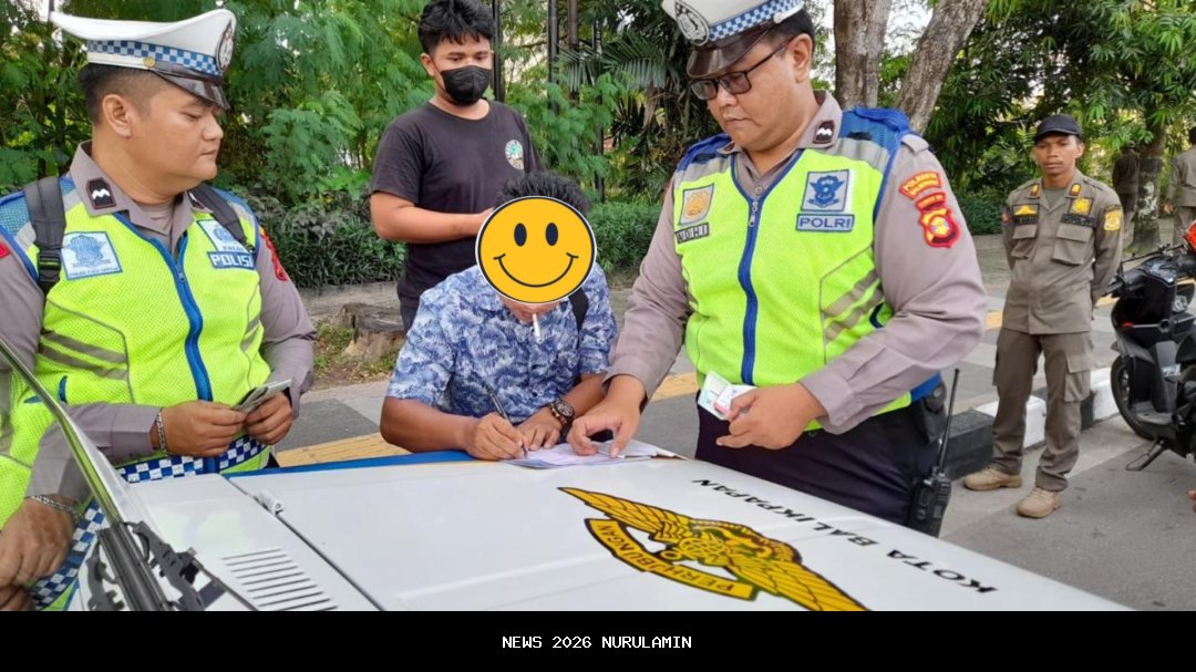 Kendaraan parkir liar diderek jelang kedatangan Presiden Prabowo di Balikpapan