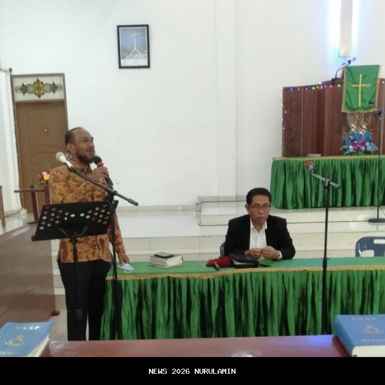Humanis Ops Lilin Kapuas, Polisi Bantu Lansia Beribadah di Gereja HKBP Sekadau