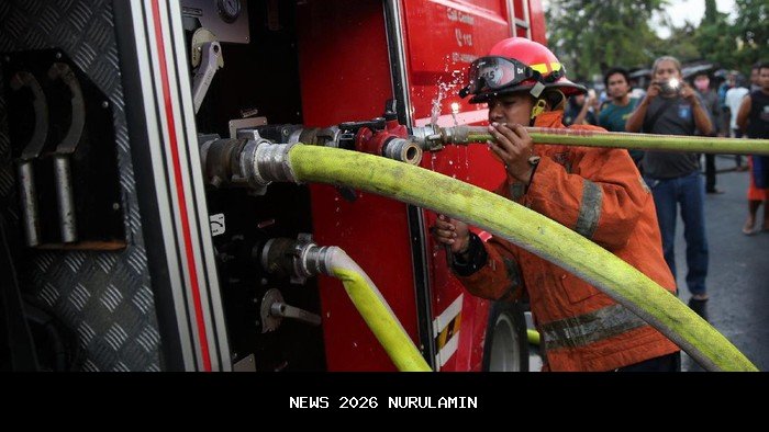 Petugas Damkar Polman Latih Cara Padamkan Api di Pengadilan Negeri