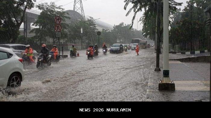 Diguyur hujan sejak pagi, genangan air di Jalan Pluit Raya dan 6 RT di Jakarta