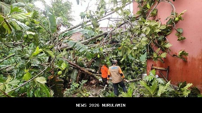 Akibat hujan deras dan angin kencang, rumah di Kampung Pasir Pilar, Lebak Banten roboh