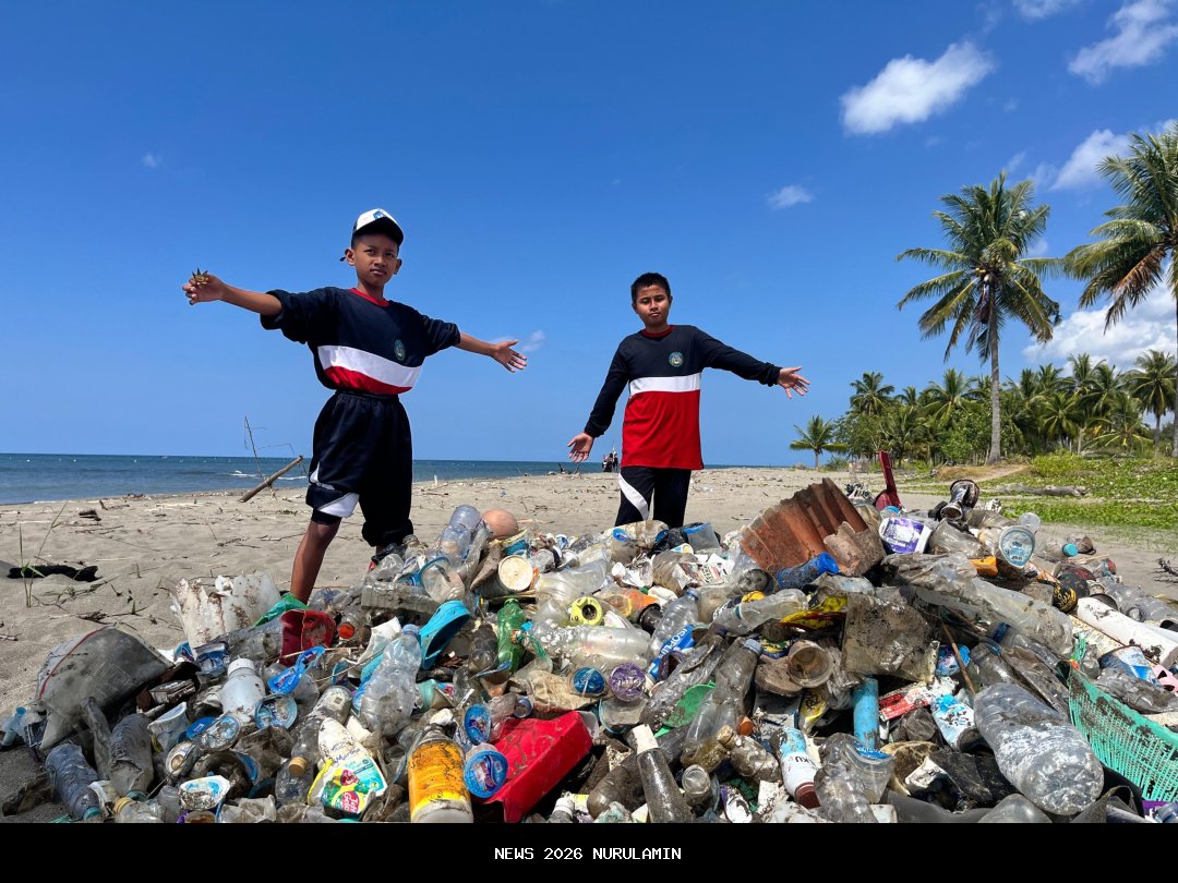 Ratusan Siswa SMPN 2 Tamanan Bersihkan Sampah Plastik di Alun-Alun