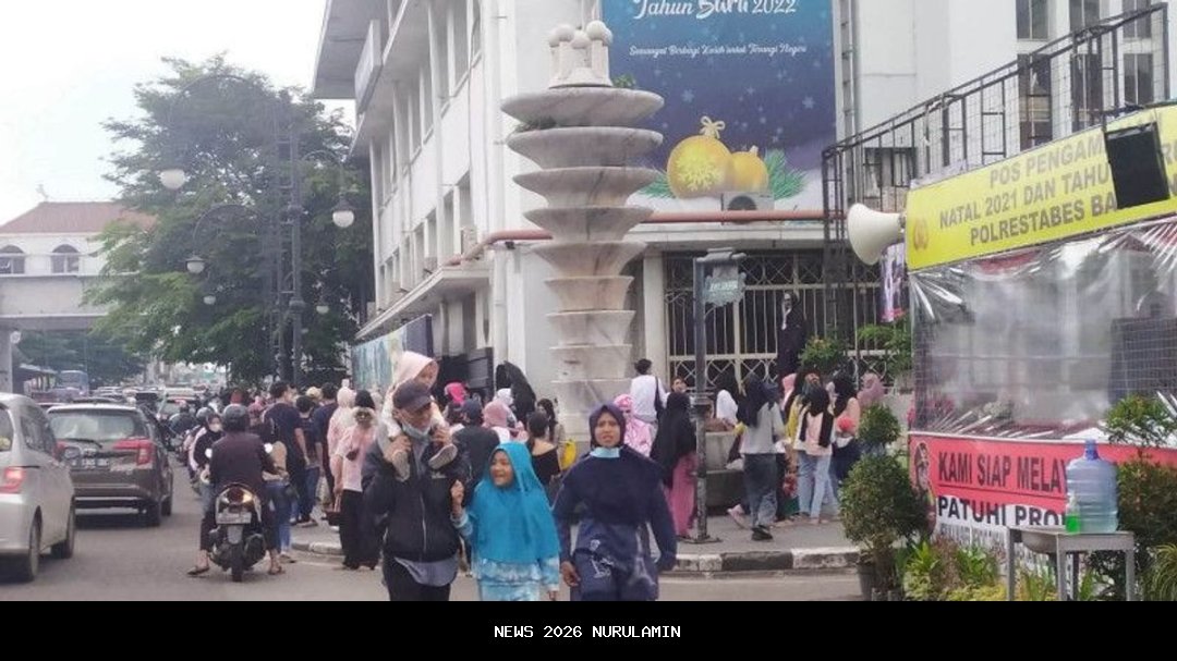 Warga Sragen Padati Alun-alun Jelang Tahun Baru 2026 Tanpa Hiburan