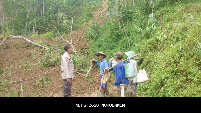 Akses Desa Singkup Tersumbat: Tebing 11 Meter Longsor Tutup Jalan Utama