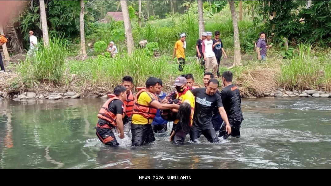 Edo Berani Berenang Selamatkan Dua Santriwati Tenggelam di Sungai Lusi Blora