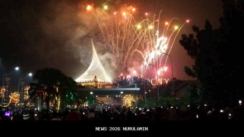 Ingin Lihat Tulus, Warga Rayakan Tahun Baru 2026 di Margocity Depok