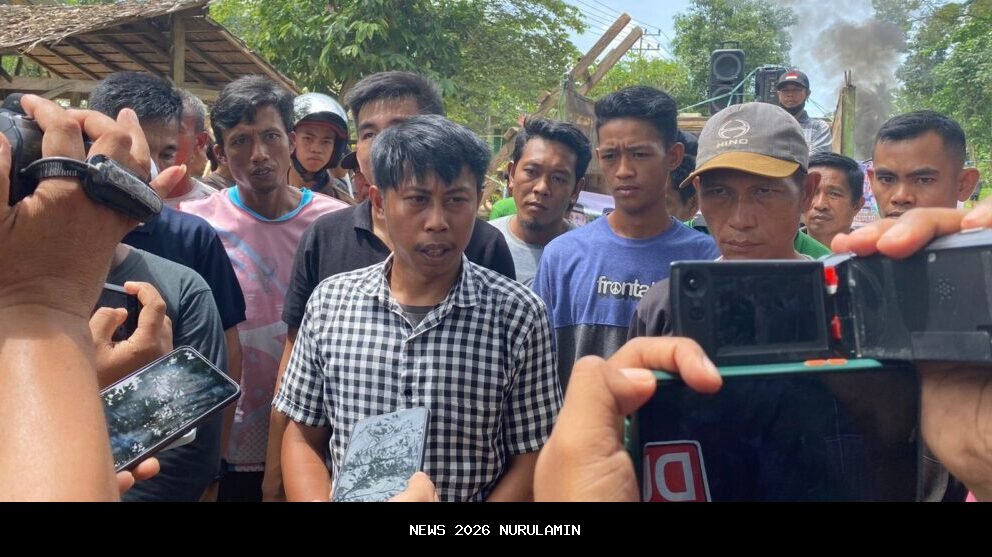 Protes Putusan MA, Warga blokir jalan poros Kajang-Kassi Bulukumba