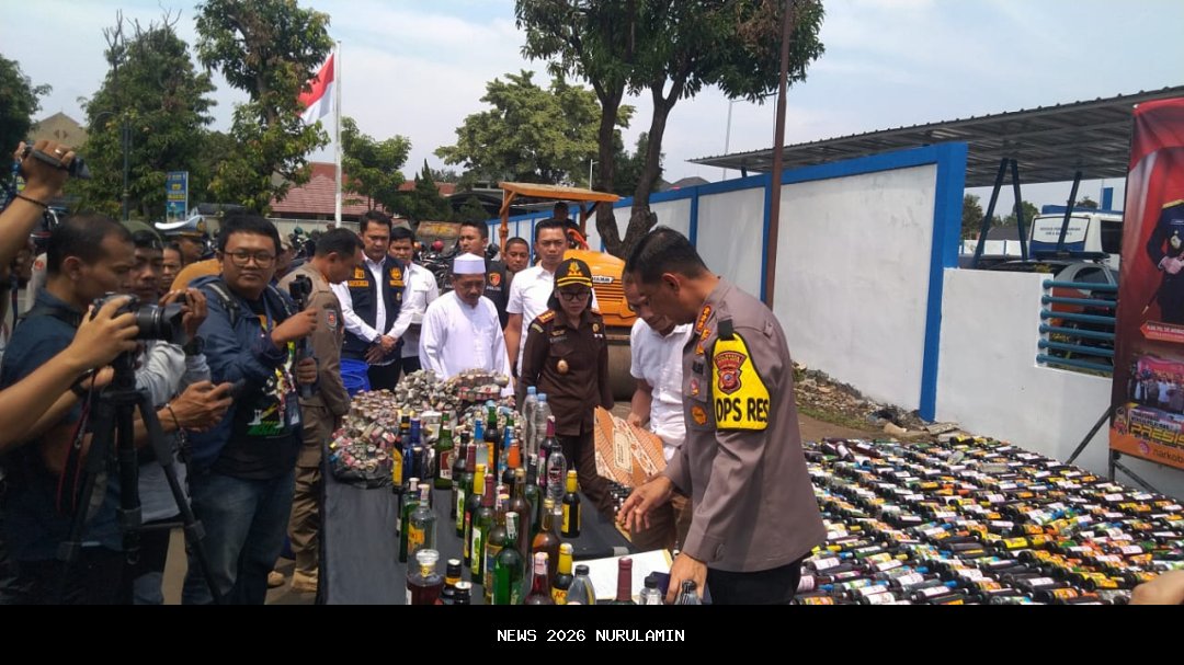 Forkopimda Kota Tasikmalaya Hancurkan 7.405 Botol Miras