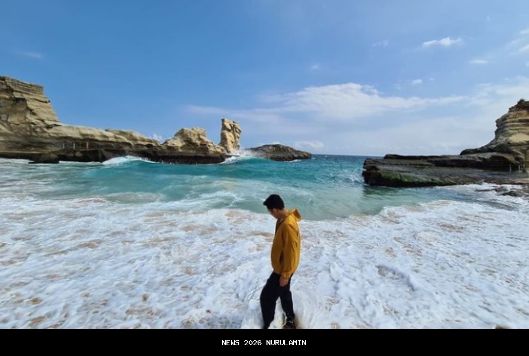 10 destinasi pantai seru di Jawa Timur untuk liburan Tahun Baru 2026!