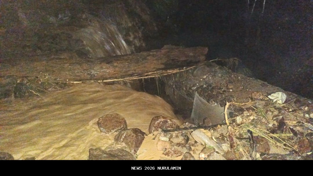 Antar bantuan, rombongan Sekda Aceh terjebak longsor di lintas Gayo Lues