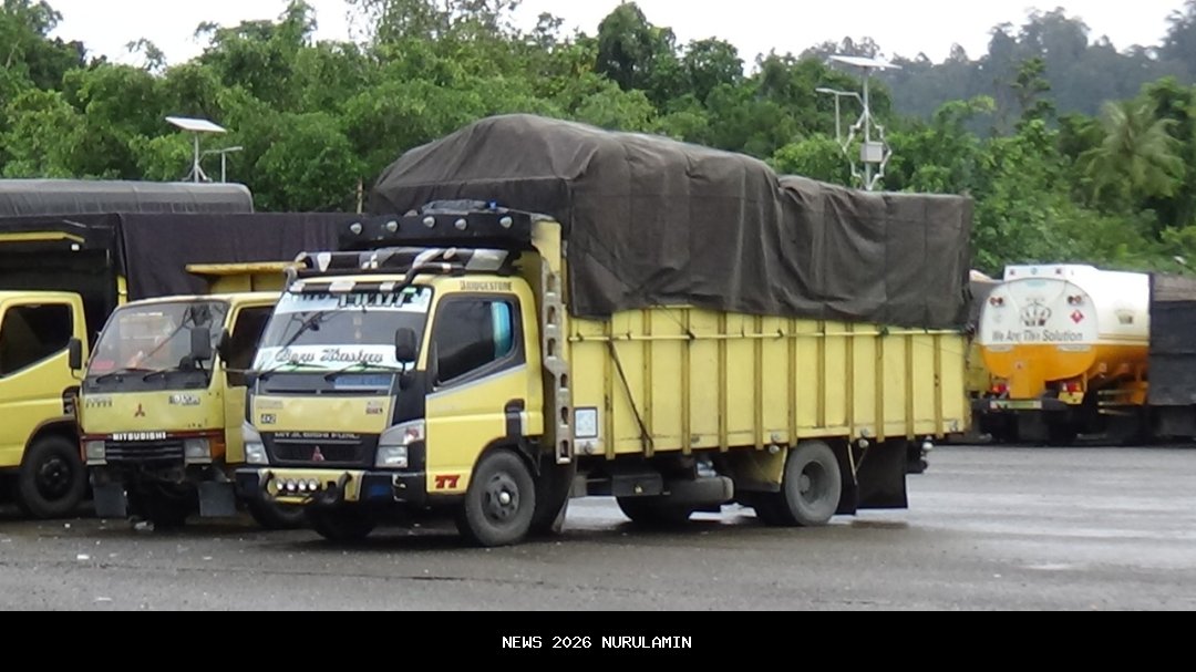 Truk Tertahan di Larantuka! Dua Pekan Tanpa Kapal, Logistik Menumpuk, Sopir Keluhkan Kerugian