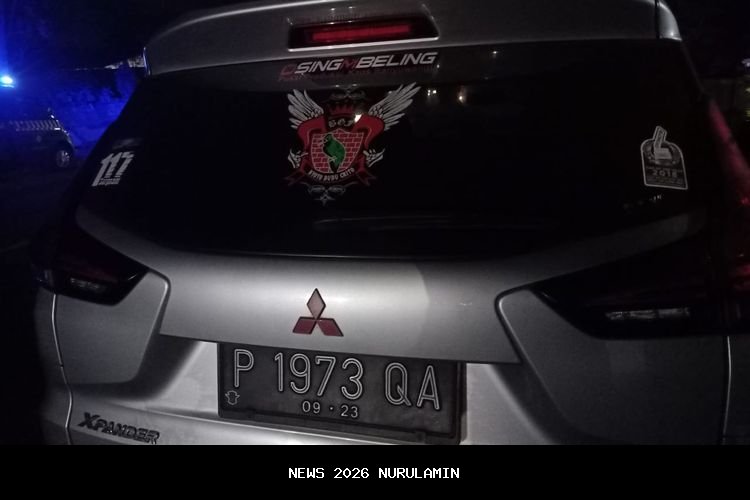 Kronologi ekskavator jatuh dari trailer tabrak Xpander dan motor di Jonggol, 5 orang cedera