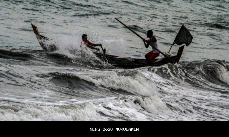 Gelombang pasang hancurkan perahu dan gudang nelayan Sukabumi