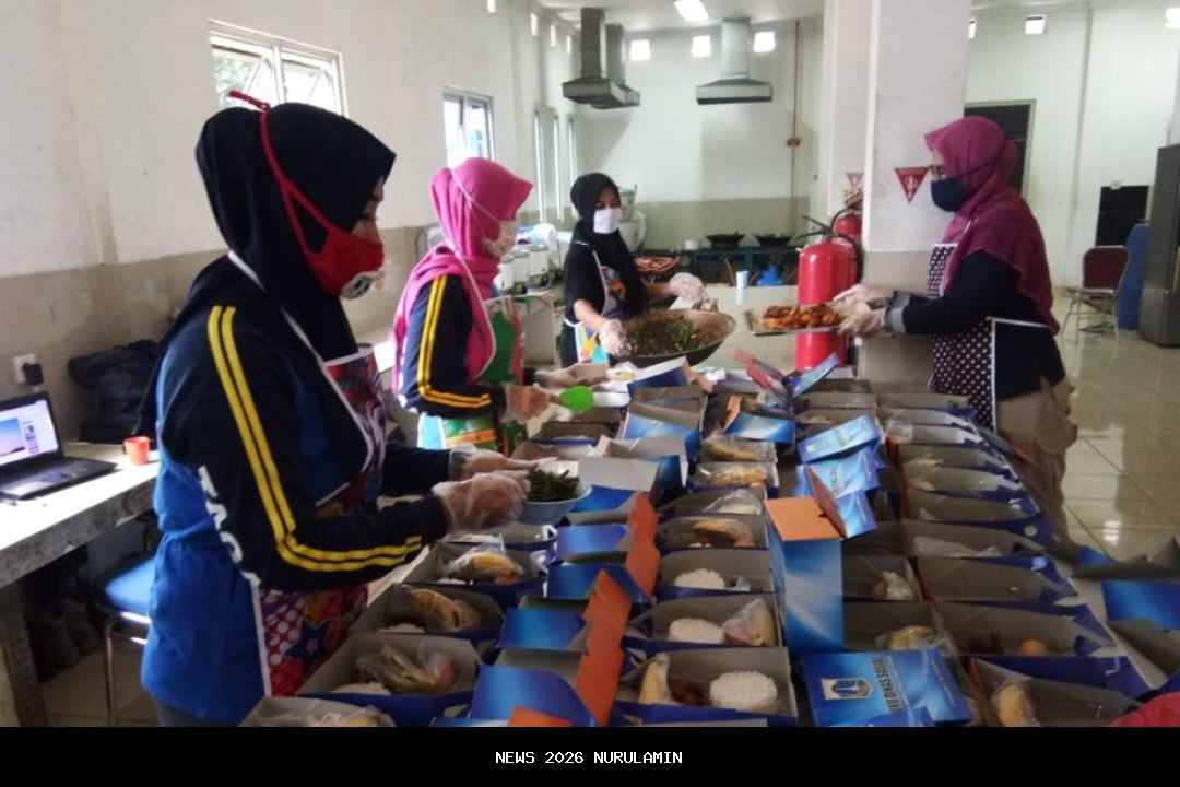 Satgas USK Siapkan Nasi Siap Saji untuk Korban Bencana