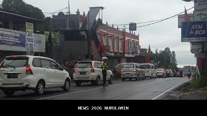 Lalu Lintas Padat di Bogor Pagi Ini dengan Langit Berawan