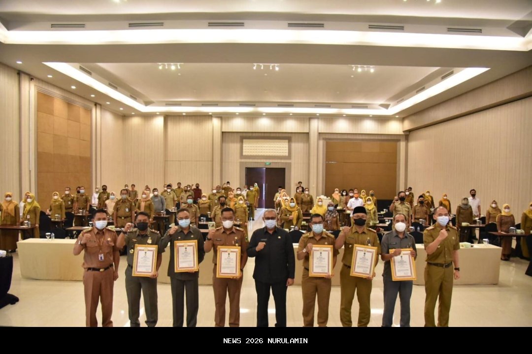 Puluhan Tahun Berkhidmat Diapresiasi, Bupati Rusli Beri Penghargaan Satyalancana Karya Satya