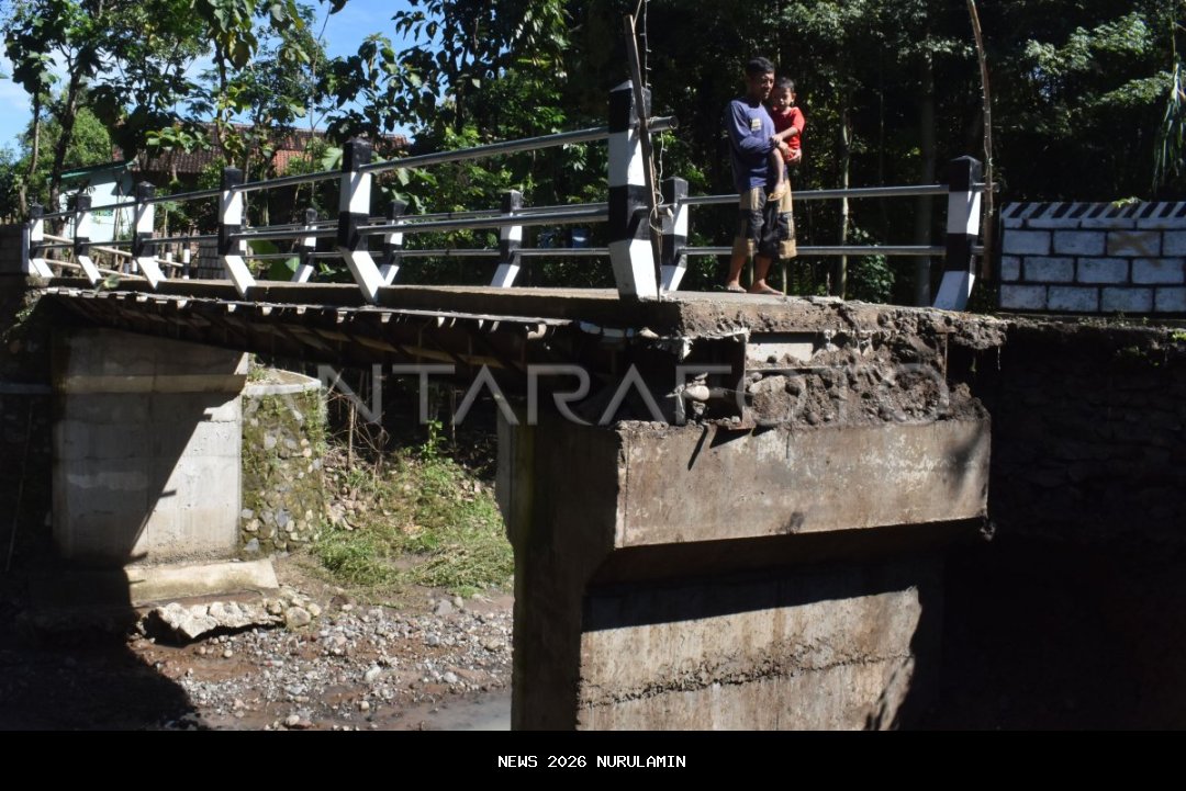 Jembatan Putus Akibat Banjir, Warga Kapalo Banda Pariaman Terisolasi, Bangun Jembatan Darurat
