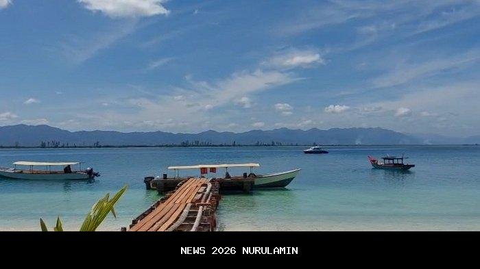 Kembali ke Aceh Tamiang, Mualem Naik Mobil Terbuka Bersama Dokter Malaysia