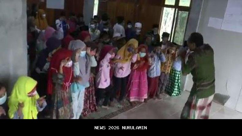 Bule Amerika Kaget Temukan Taman Baca di Hutan Desa Grobogan