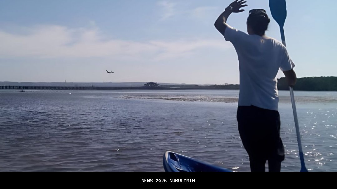 Seru Bermain Kano di Bawah Tol Bali Mandara