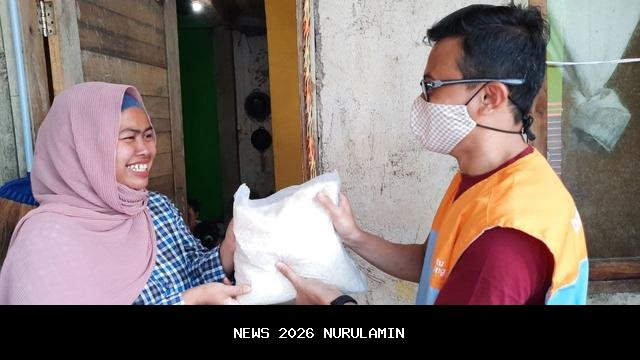 Nenek 85 Tahun Digendong Tetangga Ambil Bantuan Beras di Makassar