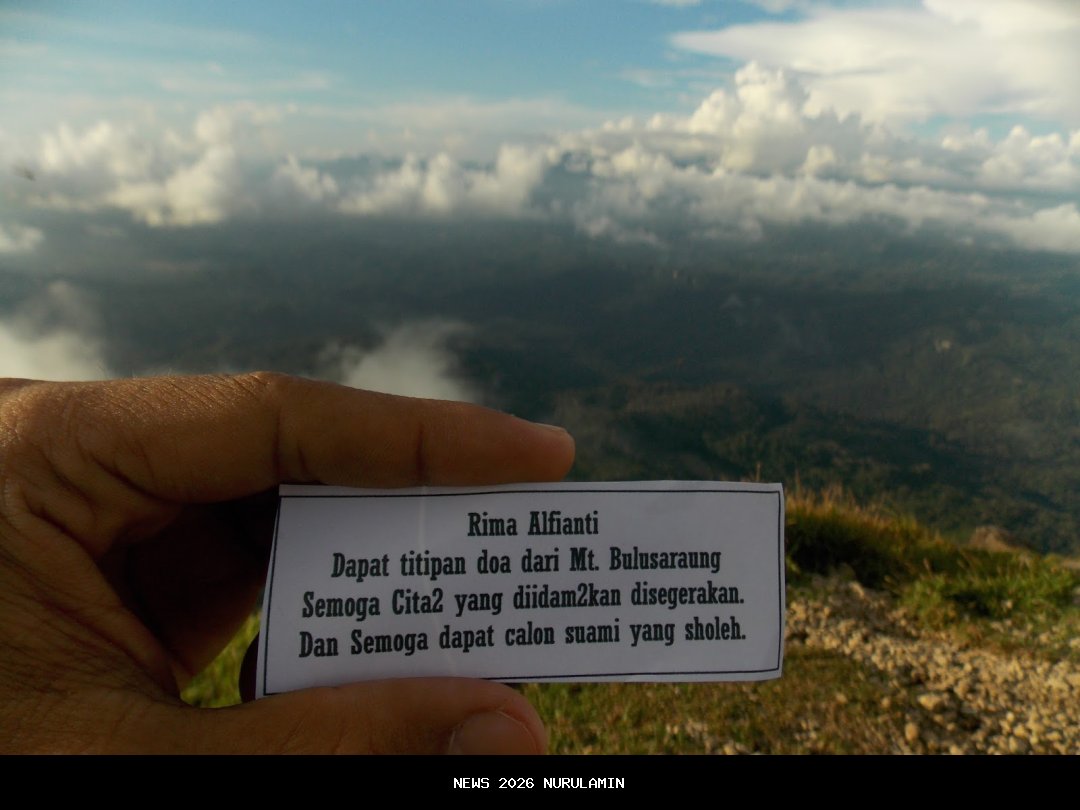Syafiq Bawa Papan 'Salam untuk Mantan' ke Puncak Slamet