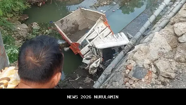 Sopir Lelah, Truk Pupuk Tenggelam di Sungai Pantura Pati