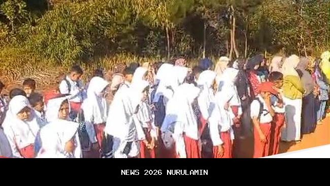 Ratusan siswa SD diseruduk mobil MBG di lapangan