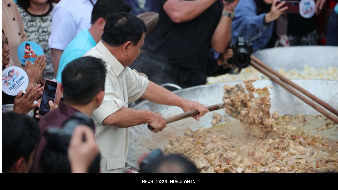 Pecahkan Rekor Makan Besar, Bobon Santoso Masak Bersama Warga Batola