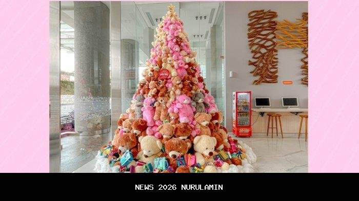 Unik! HARRIS POP! Hotel Solo Tampilkan Pohon Natal Boneka