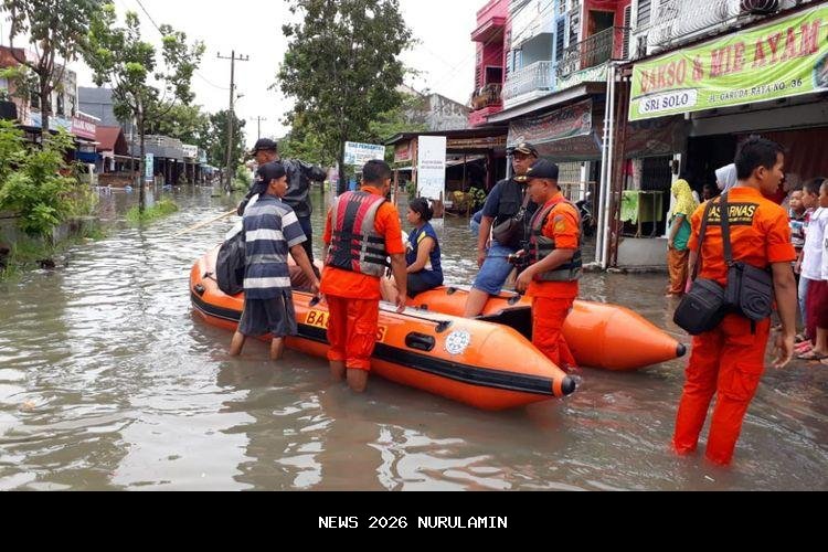 Rumahnya terendam banjir, satu keluarga di Jalan Seroja Pekanbaru akhirnya dievakuasi petugas BPBD