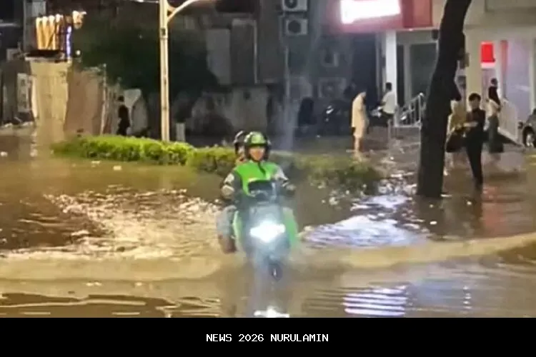 Jalan utama terendam banjir, warga Samuda dan Siang Gantung HSS bangun jembatan titian kayu galam