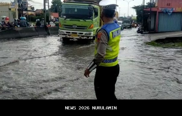 Diguyur hujan, jalan protokol Kota Serang tergenang, lalu lintas terhambat
