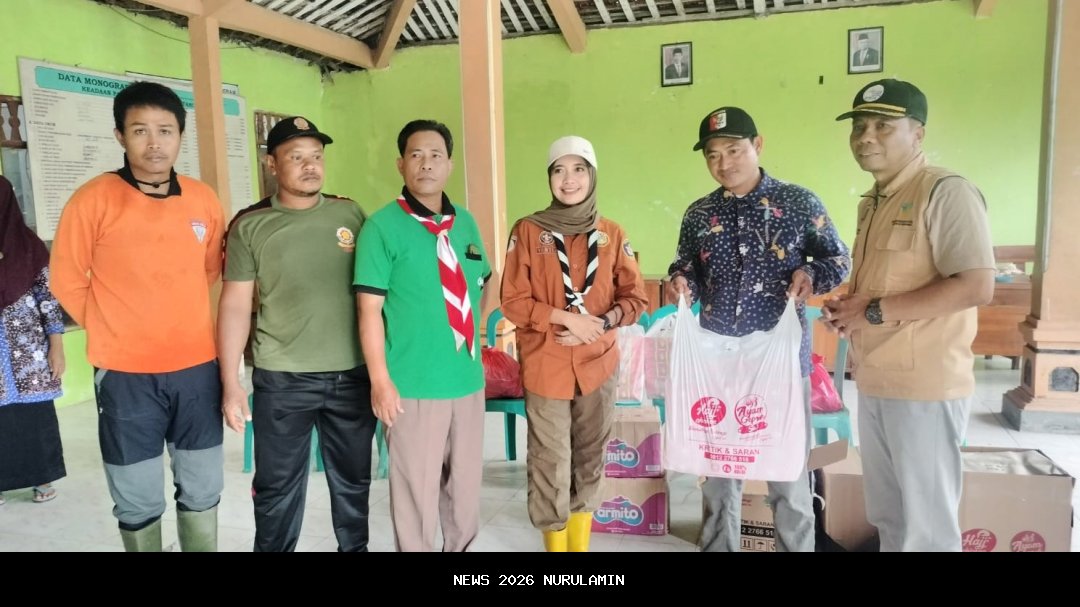 UKM Pramuka Unigha Bantu Warga Tamiang Lawan Genangan Lumpur