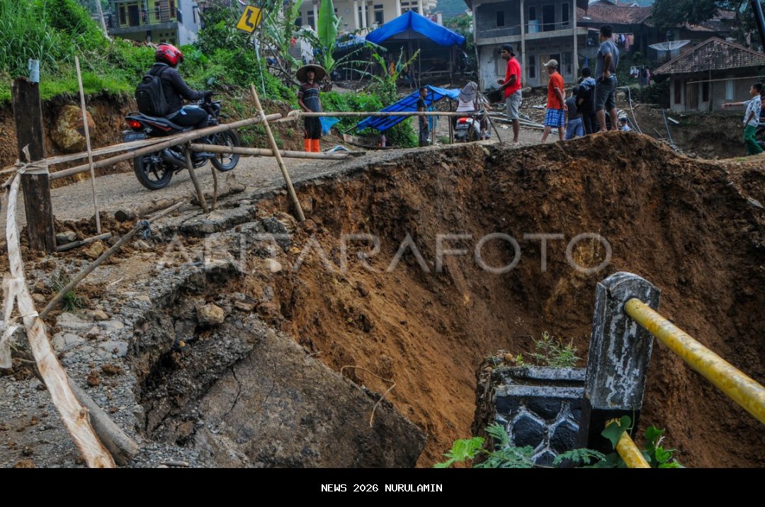 Jalan Siluk Bantul Amblas Akibat Hujan Lama